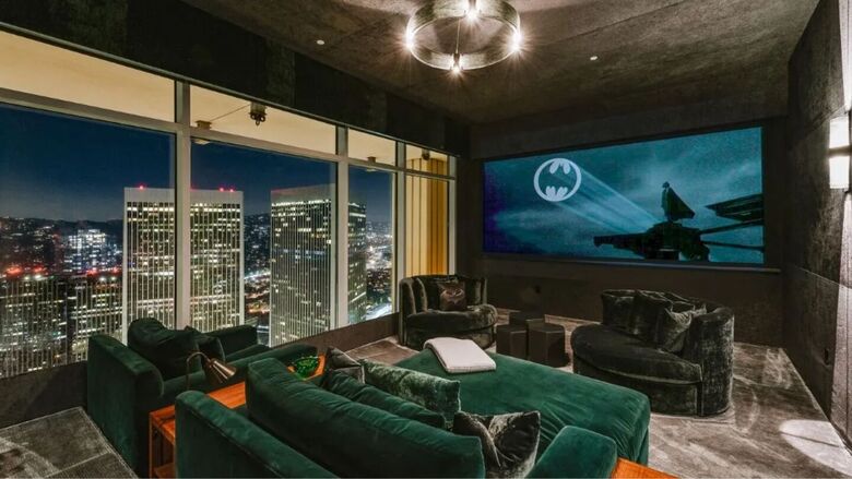 Sala de cinema inspirada no personagem Batman | Foto: Reprodução/Zen House