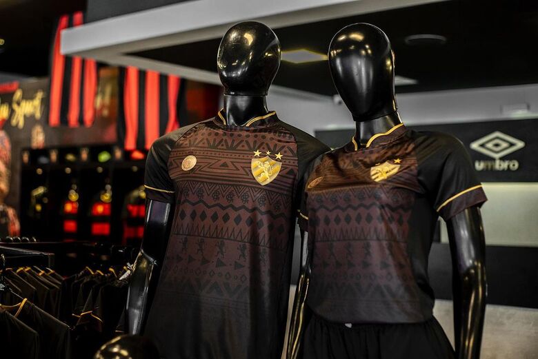 Sport lan a camisa em reflex o ao m s da Consci ncia Negra