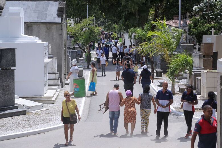 Movimentação no cemitério de Santo Amaro neste feriado de Finados. Foto: Alexandre Aroeira/Folha de Pernambuco