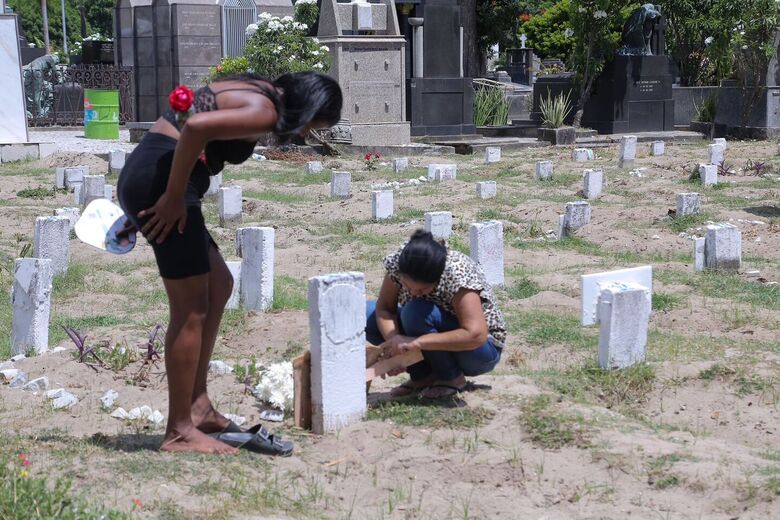 Movimentação no cemitério de Santo Amaro neste feriado de Finados. Foto: Alexandre Aroeira/Folha de Pernambuco