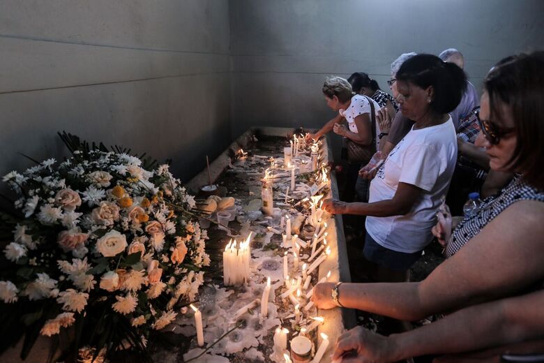 Movimentação no cemitério de Santo Amaro neste feriado de Finados. Foto: Alexandre Aroeira/Folha de Pernambuco