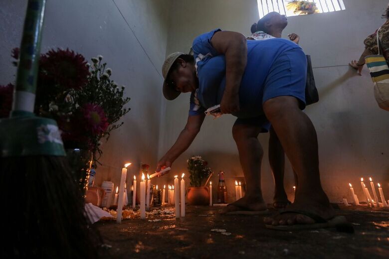 Movimentação no cemitério de Santo Amaro neste feriado de Finados. Foto: Alexandre Aroeira/Folha de Pernambuco