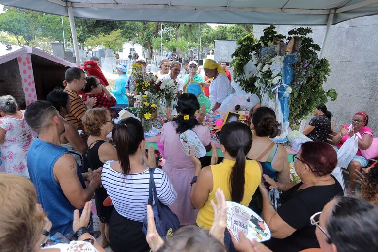 Movimentação no cemitério de Santo Amaro neste feriado de Finados. Foto: Alexandre Aroeira/Folha de Pernambuco