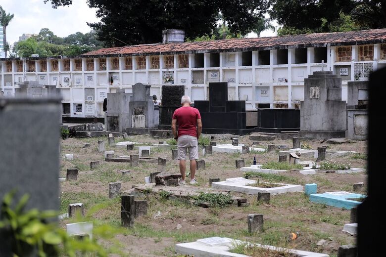 Movimentação no cemitério de Santo Amaro neste feriado de Finados. Foto: Alexandre Aroeira/Folha de Pernambuco