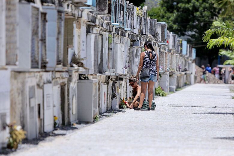 Movimentação no cemitério de Santo Amaro neste feriado de Finados. Foto: Alexandre Aroeira/Folha de Pernambuco