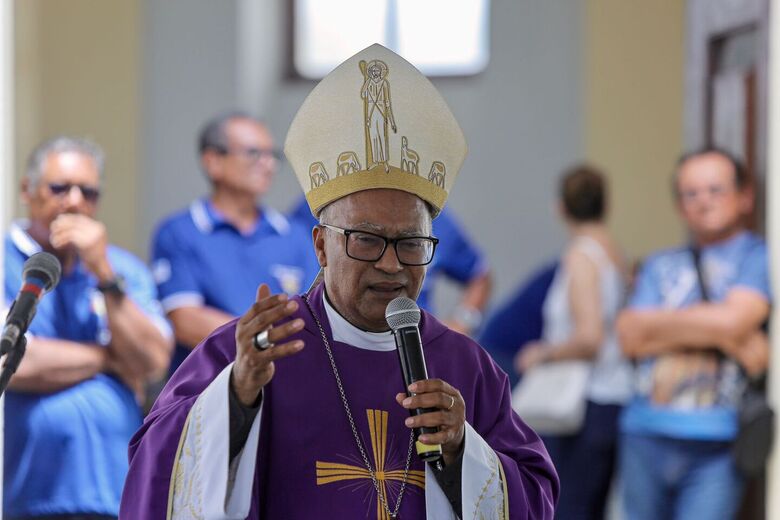 Bispo auxiliar da Arquidiocese de Recife e Olinda, Dom Limacedo, ministra missa campal em frente à tradicional capela do Cemitério de Santo Amaro. Foto: Alexandre Aroeira/Folha de Pernambuco