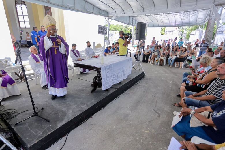 Bispo auxiliar da Arquidiocese de Recife e Olinda, Dom Limacedo, ministra missa campal em frente à tradicional capela do Cemitério de Santo Amaro. Foto: Alexandre Aroeira/Folha de Pernambuco