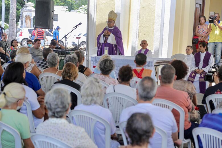 Bispo auxiliar da Arquidiocese de Recife e Olinda, Dom Limacedo, ministra missa campal em frente à tradicional capela do Cemitério de Santo Amaro. Foto: Alexandre Aroeira/Folha de Pernambuco