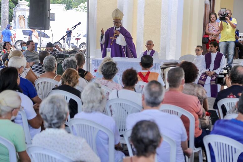 Bispo auxiliar da Arquidiocese de Recife e Olinda, Dom Limacedo, ministra missa campal em frente à tradicional capela do Cemitério de Santo Amaro. Foto: Alexandre Aroeira/Folha de Pernambuco