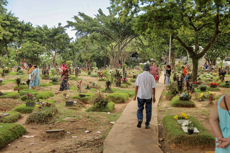 Movimentação no cemitério Parque das Flores neste feriado de Finados. Foto: Alexandre Aroeira/Folha de Pernambuco