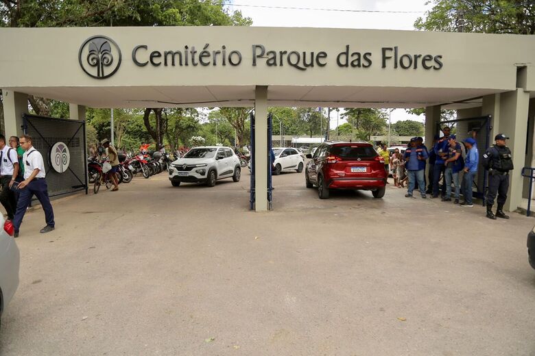 Movimentação no cemitério Parque das Flores neste feriado de Finados. Foto: Alexandre Aroeira/Folha de Pernambuco
