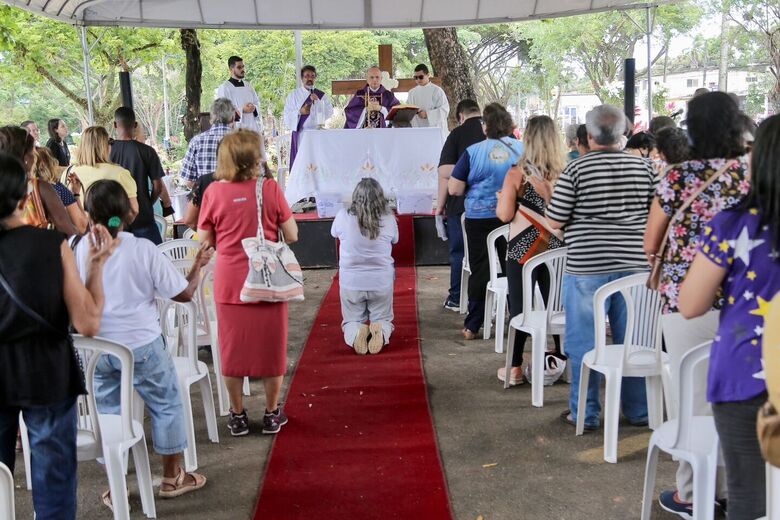 Movimentação no cemitério Parque das Flores neste feriado de Finados. Foto: Alexandre Aroeira/Folha de Pernambuco