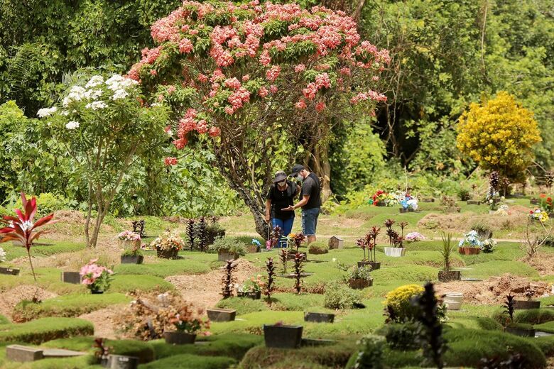 Movimentação no cemitério Parque das Flores neste feriado de Finados. Foto: Alexandre Aroeira/Folha de Pernambuco