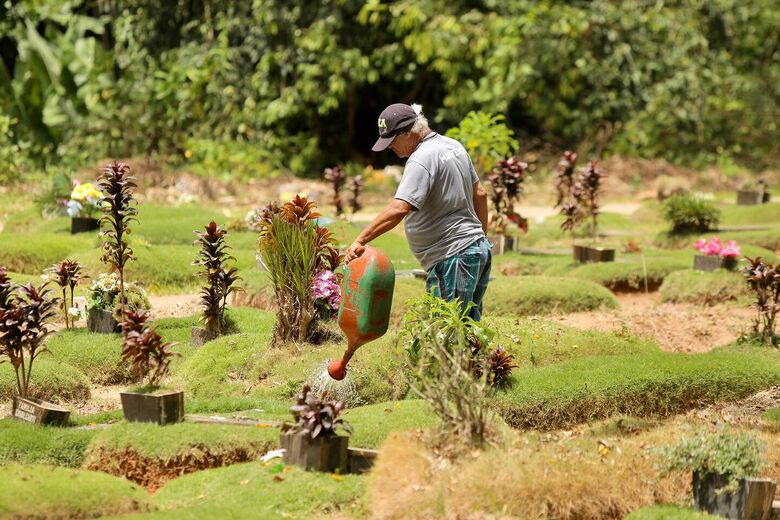 Movimentação no cemitério Parque das Flores neste feriado de Finados. Foto: Alexandre Aroeira/Folha de Pernambuco