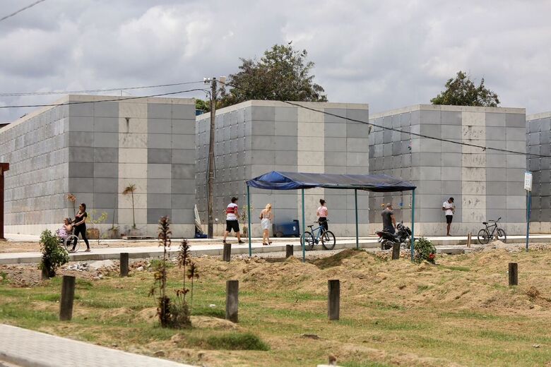 Movimentação no cemitério Parque das Flores neste feriado de Finados. Foto: Alexandre Aroeira/Folha de Pernambuco
