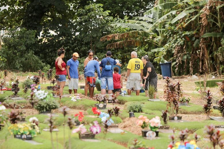 Movimentação no cemitério Parque das Flores neste feriado de Finados. Foto: Alexandre Aroeira/Folha de Pernambuco