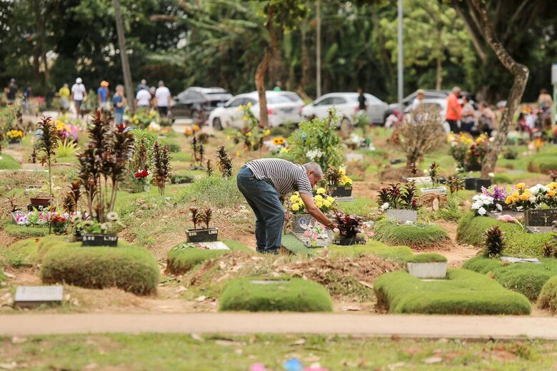 Movimentação no cemitério Parque das Flores neste feriado de Finados. Foto: Alexandre Aroeira/Folha de Pernambuco