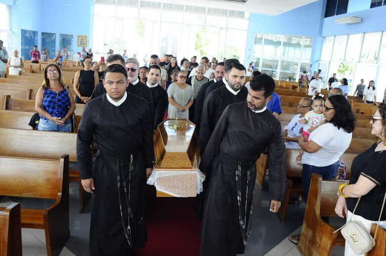 Velório de Dona Sevi, uma das organizadoras da Festa do Morro, no Morro da Conceição, em Recife, que morreu aos 88 anos. Foto: Ricardo Fernandes/ Folha de Pernambuco