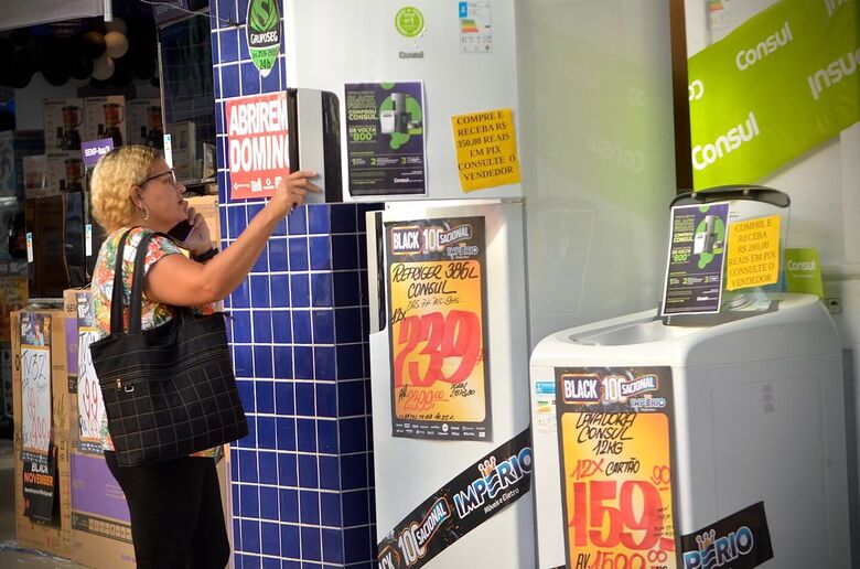 Movimentação no Centro do Recife em dia de Black Friday (Foto: Arthur Mota/Folha de Pernambuco)