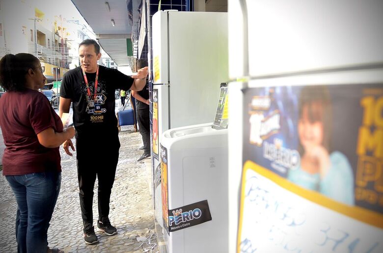 Movimentação no Centro do Recife em dia de Black Friday (Foto: Arthur Mota/Folha de Pernambuco)