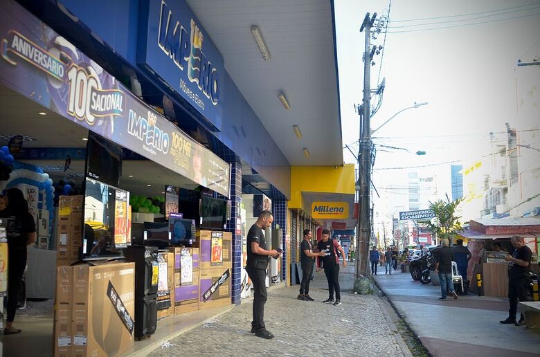 Movimentação no Centro do Recife em dia de Black Friday (Foto: Arthur Mota/Folha de Pernambuco)