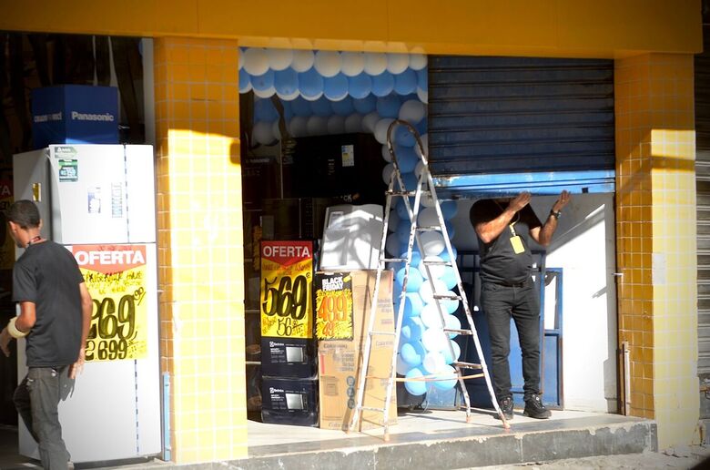 Movimentação no Centro do Recife em dia de Black Friday (Foto: Arthur Mota/Folha de Pernambuco)