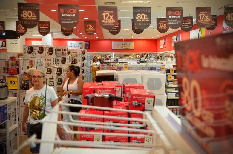 Consumidores aproveitam descontos da Black Friday. Foto: Arthur Mota/Folha de Pernambuco