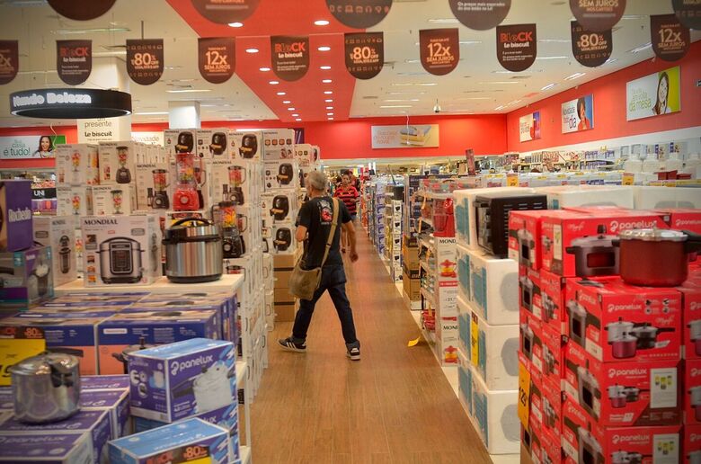 Consumidores aproveitam descontos da Black Friday. Foto: Arthur Mota/Folha de Pernambuco