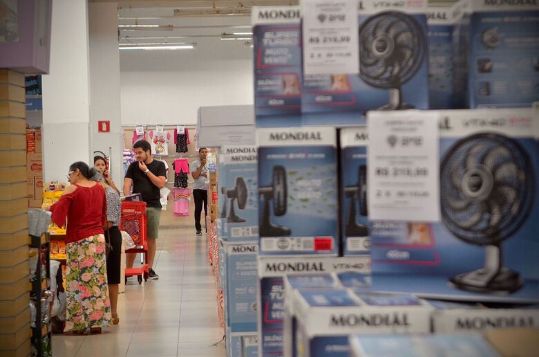 Consumidores aproveitam descontos da Black Friday. Foto: Arthur Mota/Folha de Pernambuco
