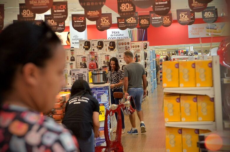 Consumidores aproveitam descontos da Black Friday. Foto: Arthur Mota/Folha de Pernambuco