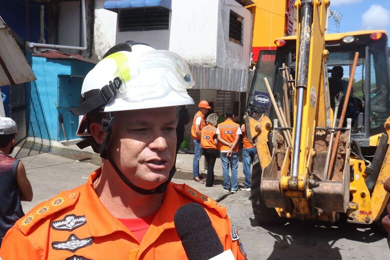 Desabamento do supermercado Atacarejo Econômico, no Curado IV. Na foto, Coronel Robson Roberto, do Corpo de Bombeiros. Foto: Júnior Soares/Folha de Pernambuco