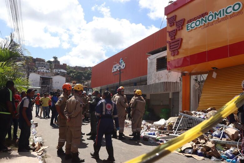 Desabamento do supermercado Atacarejo Econômico, no Curado IV. Foto: Júnior Soares/Folha de Pernambuco