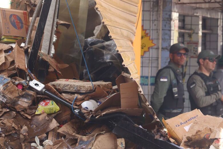 Desabamento do supermercado Atacarejo Econômico, no Curado IV. Foto: Júnior Soares/Folha de Pernambuco