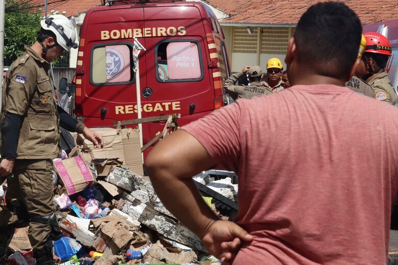 Desabamento do supermercado Atacarejo Econômico, no Curado IV. Foto: Júnior Soares/Folha de Pernambuco