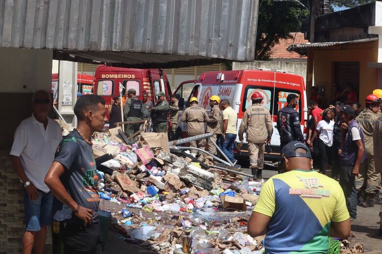 Desabamento do supermercado Atacarejo Econômico, no Curado IV. Foto: Júnior Soares/Folha de Pernambuco