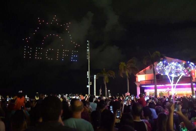 Espetáculo de luzes organizados por drones no Bairro do Recife. Foto: Paullo Allmeida/Folha de Pernambuco