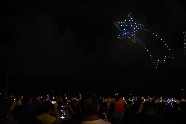 Espetáculo de luzes organizados por drones no Bairro do Recife. Foto: Paullo Allmeida/Folha de Pernambuco