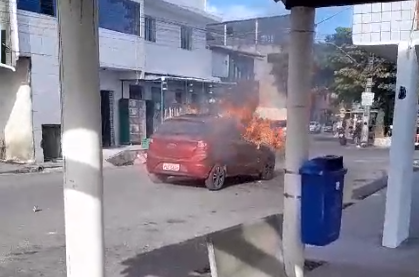 Carro incendidado nas redondezas do Terminal Alto José Bonifácio - Foto: Cortesia