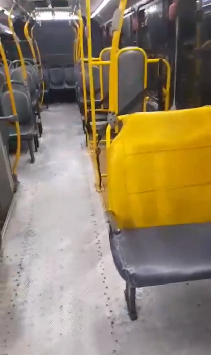 Ônibus coberto por gasolina após tentativa de incêndio. - Foto: Cortesia
