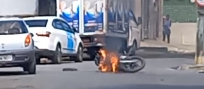 Moto incendidada nas redondezas do Terminal Alto José Bonifácio - Foto: Cortesia