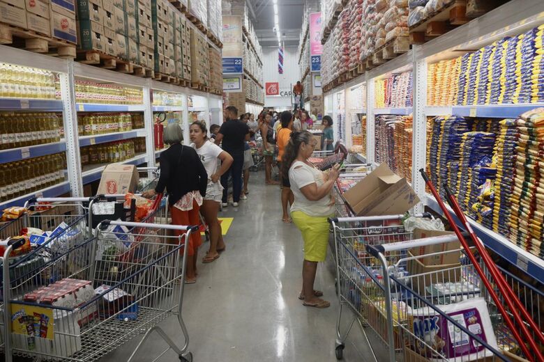 Inauguração de unidade Mix Mateus no bairro de Santo Amaro // Fotografia: Júnior Soares / Folha de Pernambuco