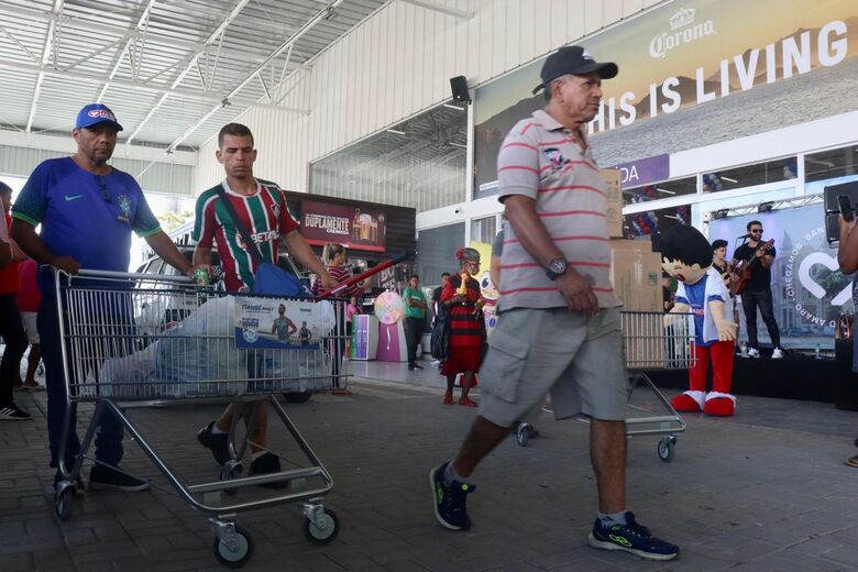 Inauguração de unidade Mix Mateus no bairro de Santo Amaro // Fotografia: Júnior Soares / Folha de Pernambuco