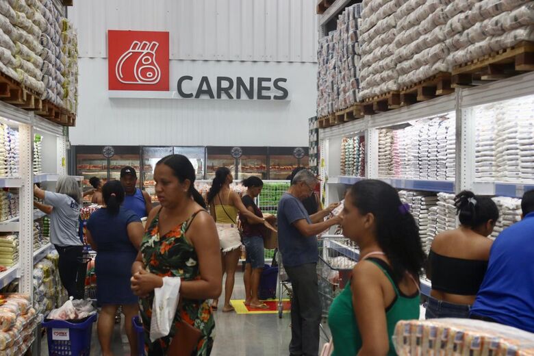 Inauguração de unidade Mix Mateus no bairro de Santo Amaro // Fotografia: Júnior Soares / Folha de Pernambuco