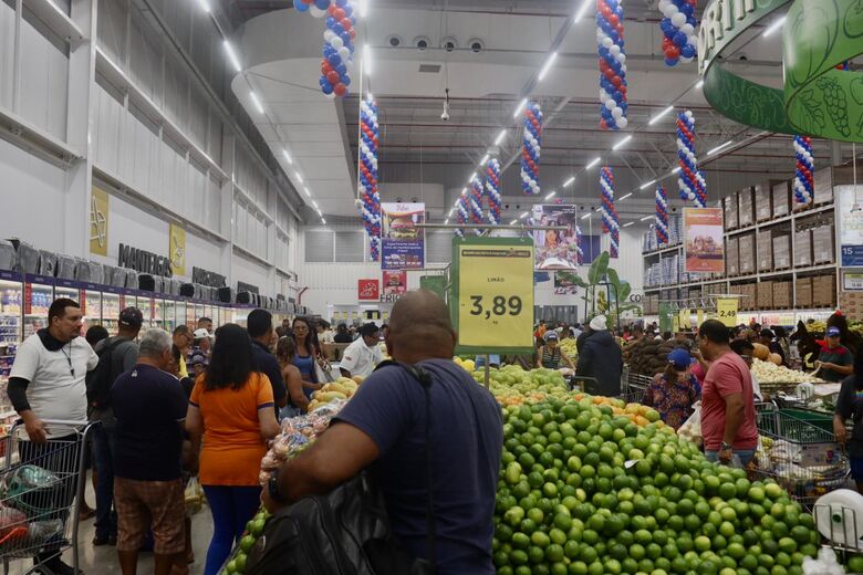 Inauguração de unidade Mix Mateus no bairro de Santo Amaro // Fotografia: Júnior Soares / Folha de Pernambuco