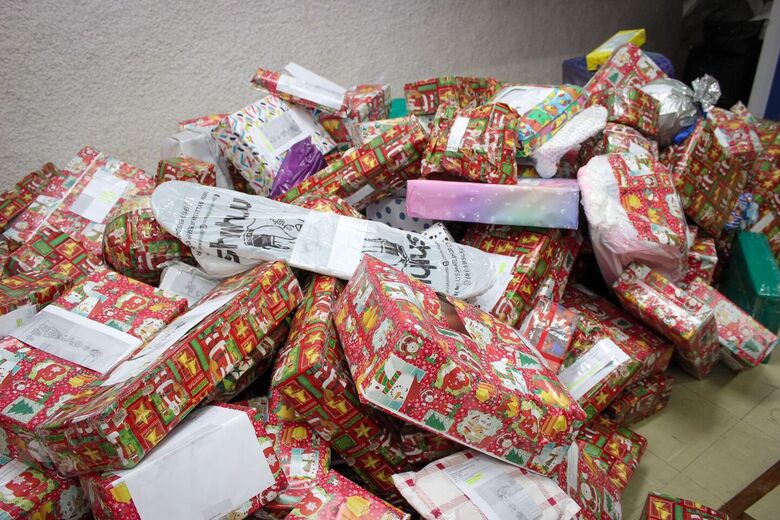 Campanha Papai Noel dos Correios entrega os primeiros presentes para as crianças da Escola Jardim Monte Verde - Foto: Clarice Melo / Folha de Pernambuco