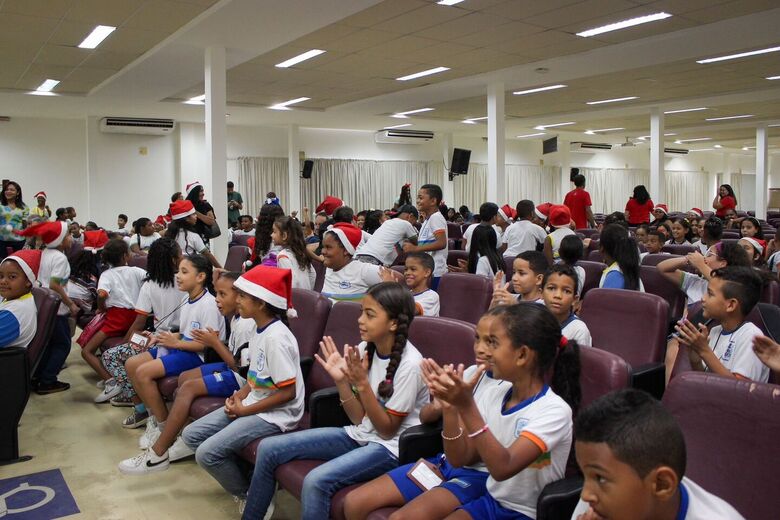 Campanha Papai Noel dos Correios entrega os primeiros presentes para as crianças da Escola Jardim Monte Verde - Foto: Clarice Melo / Folha de Pernambuco