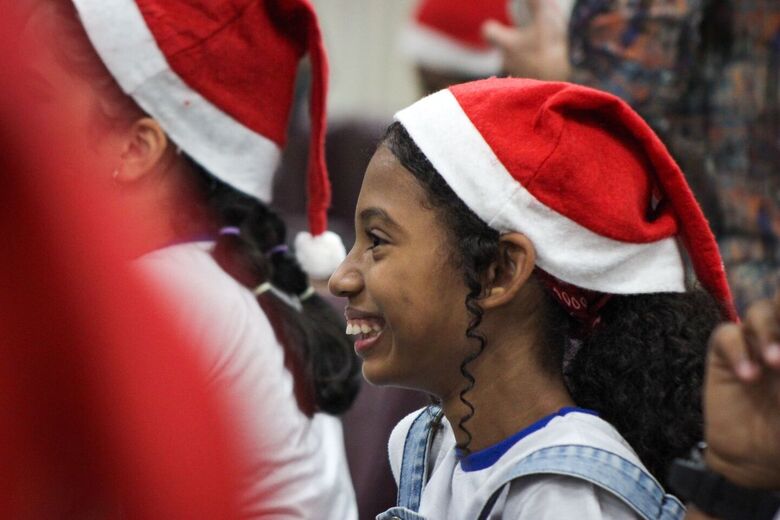 Campanha Papai Noel dos Correios entrega os primeiros presentes para as crianças da Escola Jardim Monte Verde - Foto: Clarice Melo / Folha de Pernambuco