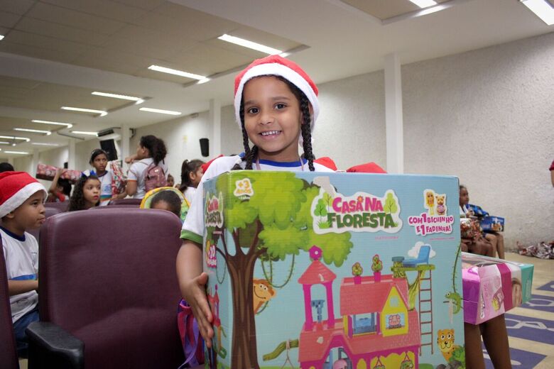 Campanha Papai Noel dos Correios entrega os primeiros presentes para as crianças da Escola Jardim Monte Verde - Foto: Clarice Melo / Folha de Pernambuco