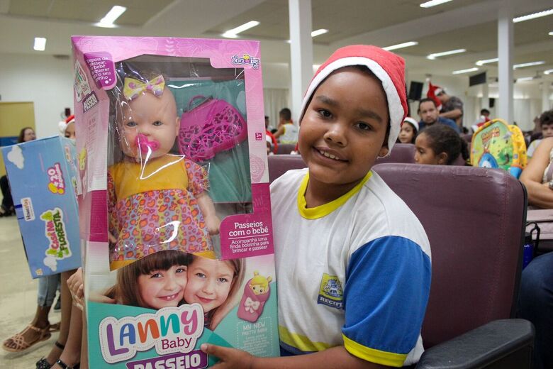 Campanha Papai Noel dos Correios entrega os primeiros presentes para as crianças da Escola Jardim Monte Verde - Foto: Clarice Melo / Folha de Pernambuco