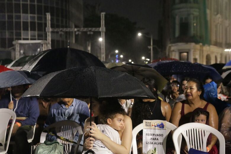 Primeira noite do Baile do Menino Deus é cancelada por conta da chuva (Foto: Arthur Mota/Folha de Pernambuco)